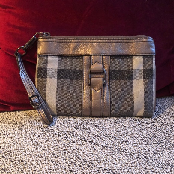 Burberry Handbags - Burberry Metallic Wristlet 💫